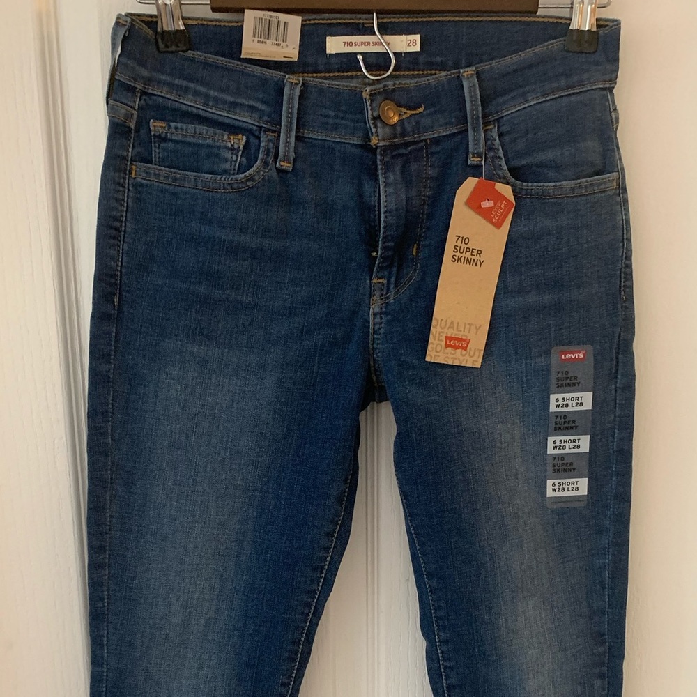Levi jeans size 6 short
